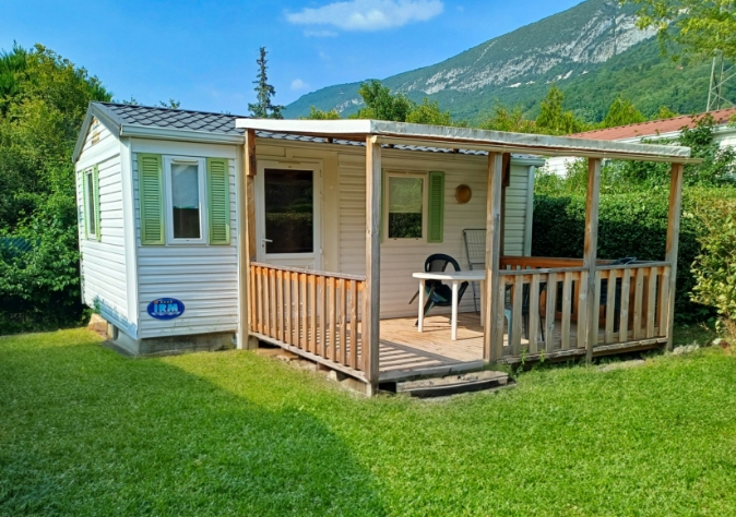 Exterior view of the IRM 2011 mobile home, with covered and closed terrace, in rental at the campsite near Aix-les-Bains le Clairet
