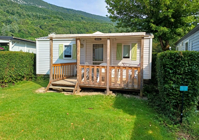 Exterior view of the MH-IRM 2011 mobile home, with covered terrace, in rental at the Clairet campsite, campsite near Lac du Bourget