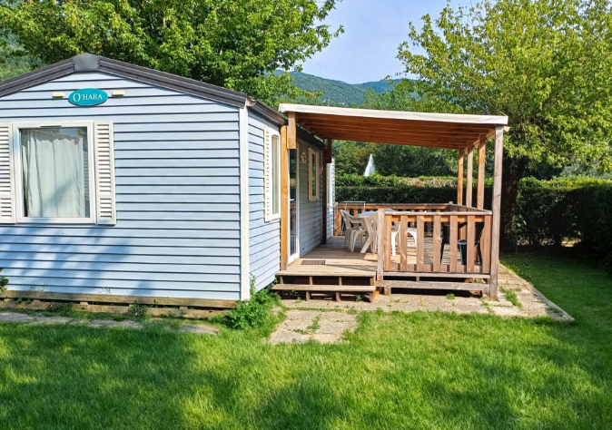 Exterior view of the MH-IRM 2011 mobile home, with covered terrace, in rental at the Clairet campsite, campsite near Lac du Bourget